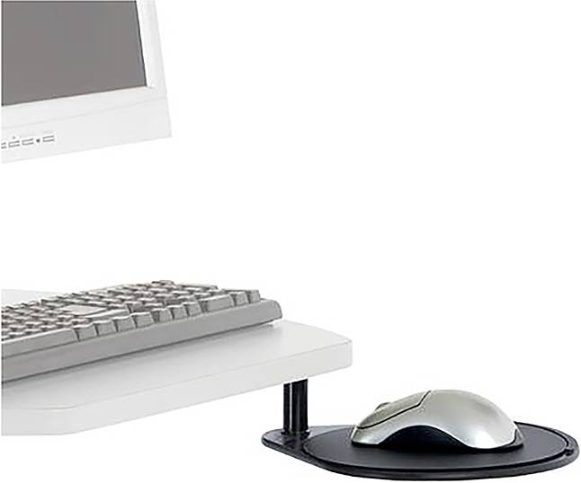 Ein Computer mit Tastatur und Maus auf einem schwarzen Mauspad; die Maus ist auf einem höhenverstellbaren Halter montiert.