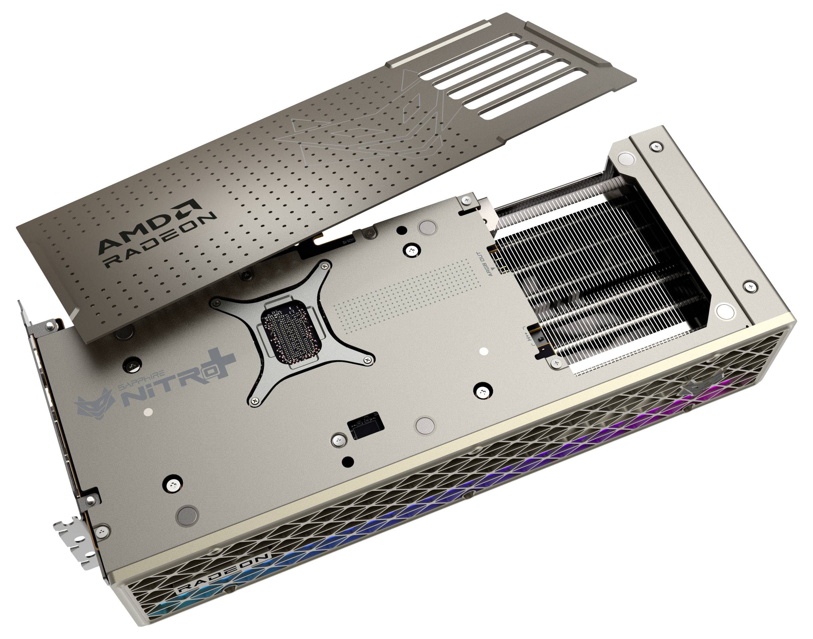 Eine AMD Radeon Grafikkarte in schräger Draufsicht mit teilweiser Abdeckung zeigt Kühlrippen und das markante 'Nitro+'-Logo.