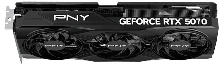 Grafikkarte PNY GeForce RTX 5070 mit drei Lüftern, schwarzem Design und weißem Schriftzug auf der Seite.