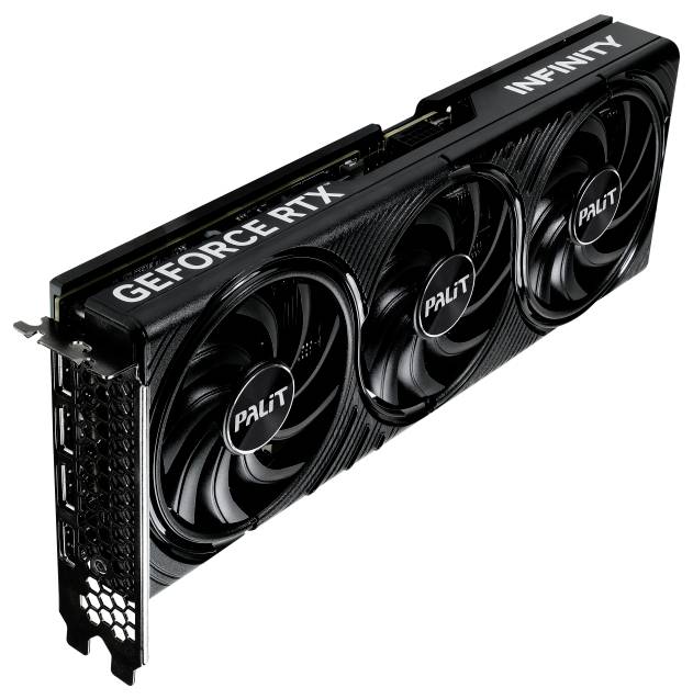 Dreifacher Lüfter Grafikkarte mit der Aufschrift GeForce RTX und Palit-Infinity-Logo, schräg seitlich betrachtet.