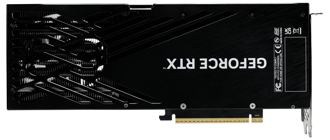 Rückseite einer GeForce RTX-Grafikkarte, zeigt Lüftungsöffnungen und Anschlüsse, mit einem schwarzen Kühlkörper.