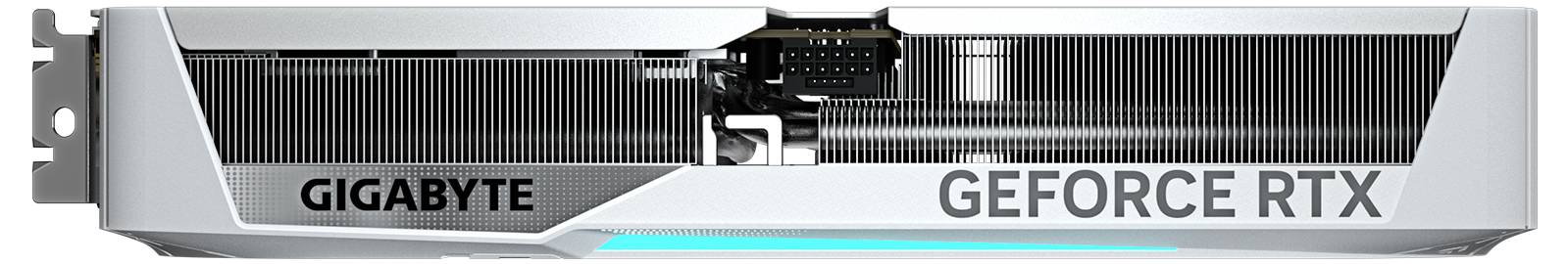 Eine silberne Grafikkarte von Gigabyte der Serie 'GeForce RTX', Seitenansicht, mit sichtbaren Lüfterlamellen und Designakzenten.