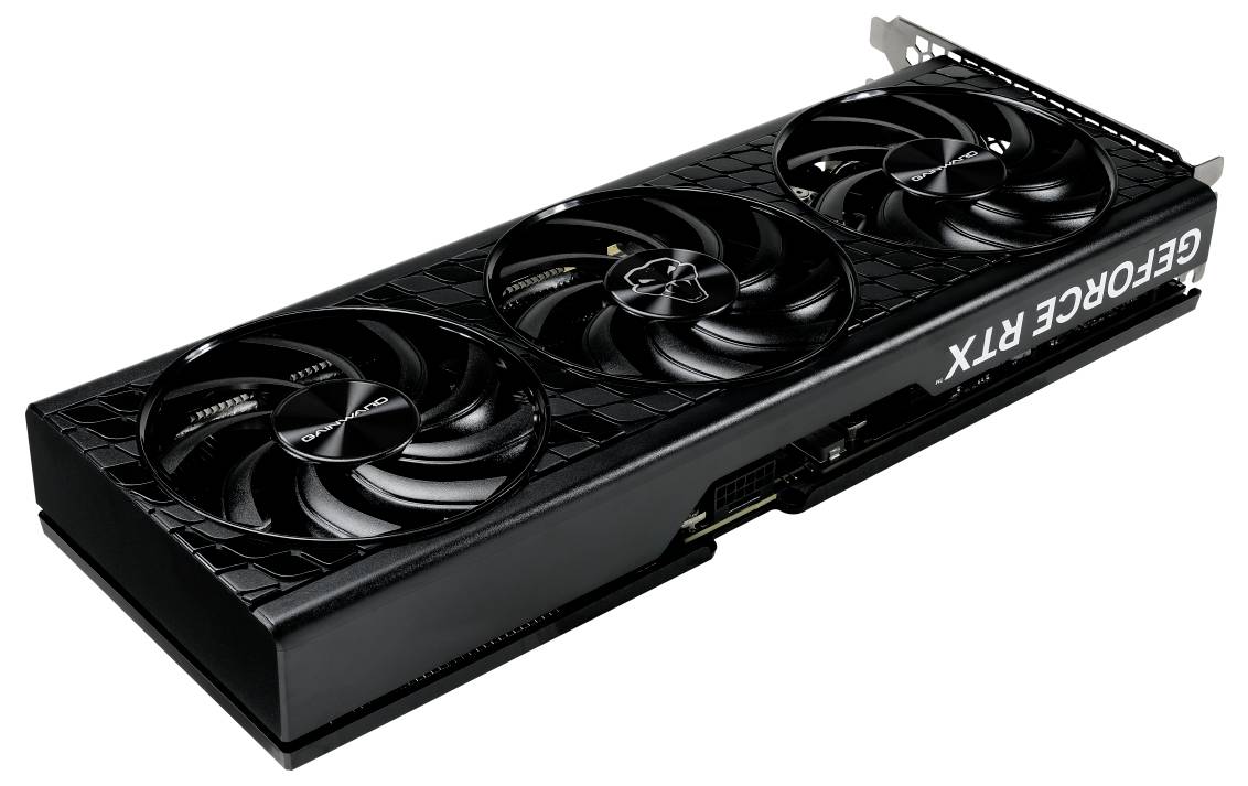 Schwarze Grafikkarte mit drei Lüftern, Seitenansicht. Aufschrift 'GeForce RTX'.