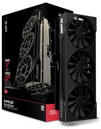 Eine schwarze AMD Radeon RX 6700 XT Grafikkarte mit drei Lüftern, abgebildet neben ihrer Verpackung, die technische Zeichnungen zeigt.