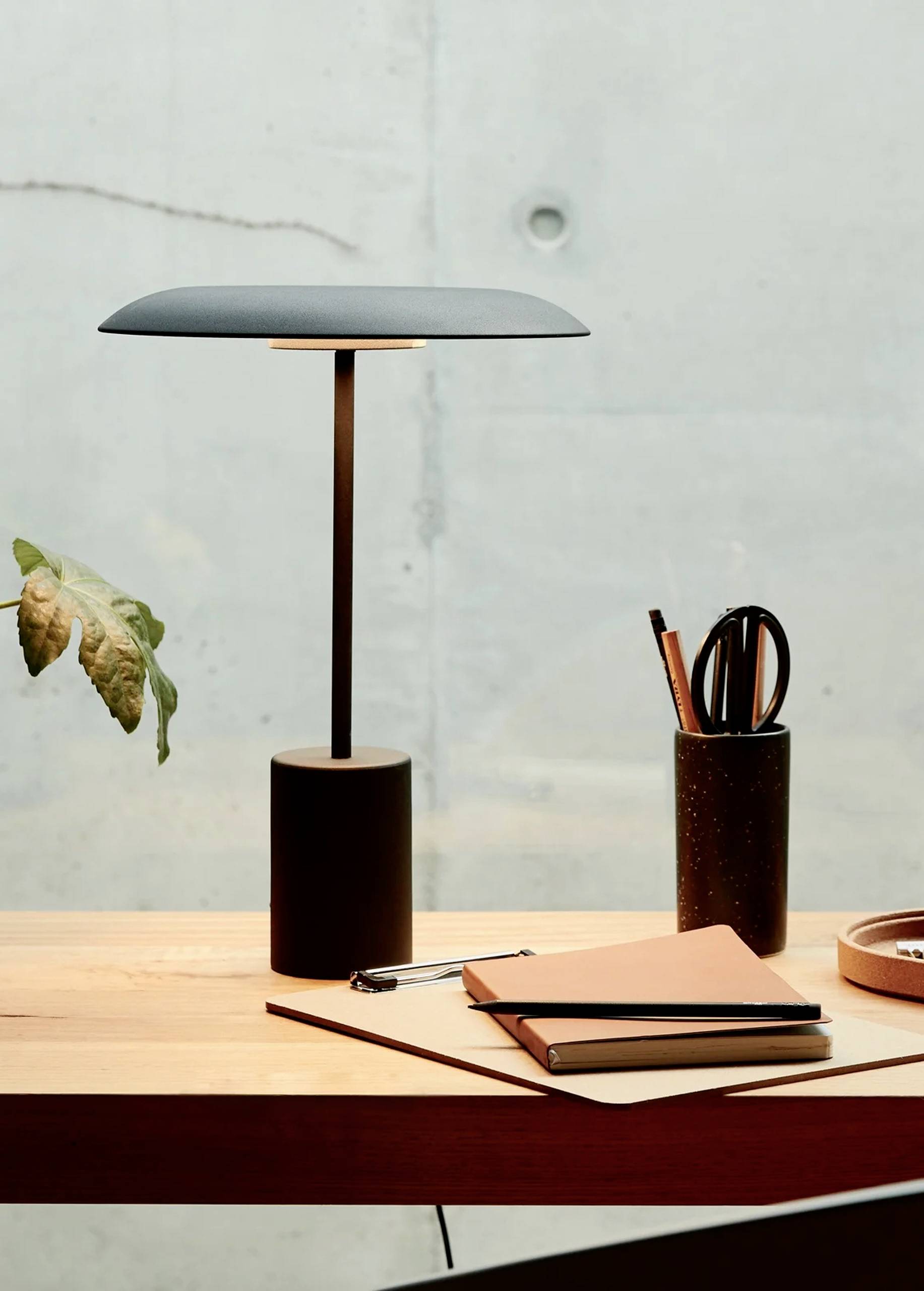 Lucci Smith 269391 LED-Tischlampe LED LED fest eingebaut 24W EEK: F (A - G) Schwarz