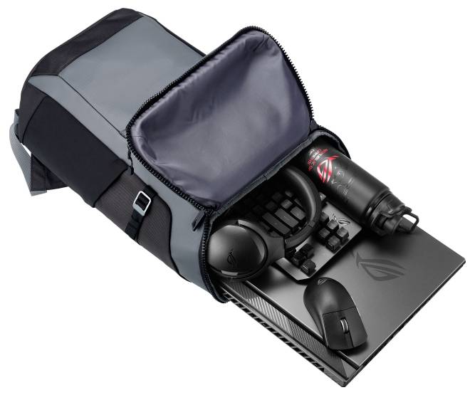 Ein geöffneter Rucksack mit Laptop, Maus, Tastatur und Wasserflasche im Inneren, geeignet für Gaming-Zubehör.