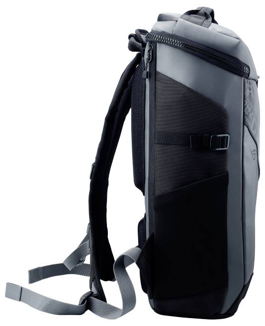 Schwarzer Rucksack aus Kunststoff mit Reißverschluss. Gepolsterte Schulterriemen, seitliche Einschubtaschen und ein kleiner Schnallenriemen zur Anpassung.