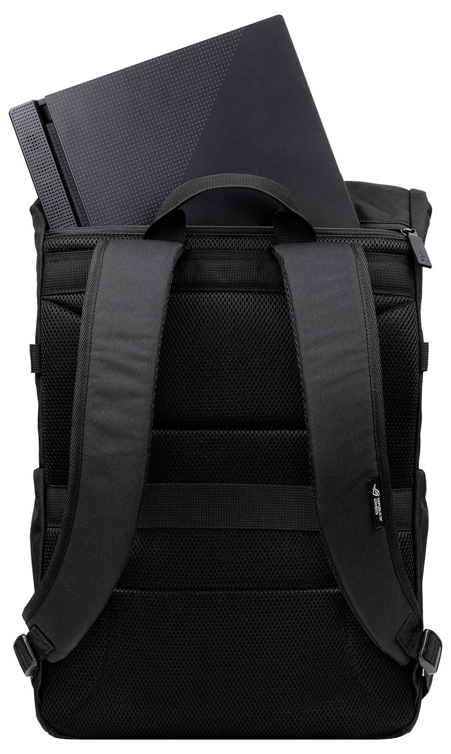 Ein schwarzer Rucksack mit einem Laptop im oberen Fach.