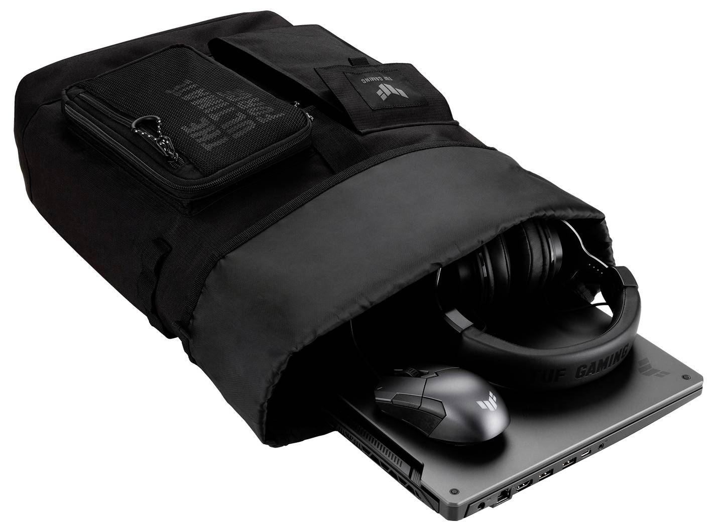 Ein schwarzer Rucksack mit Laptop, Maus und Kopfhörern, teilweise herausgezogen. Geeignet für Gaming-Ausrüstung.