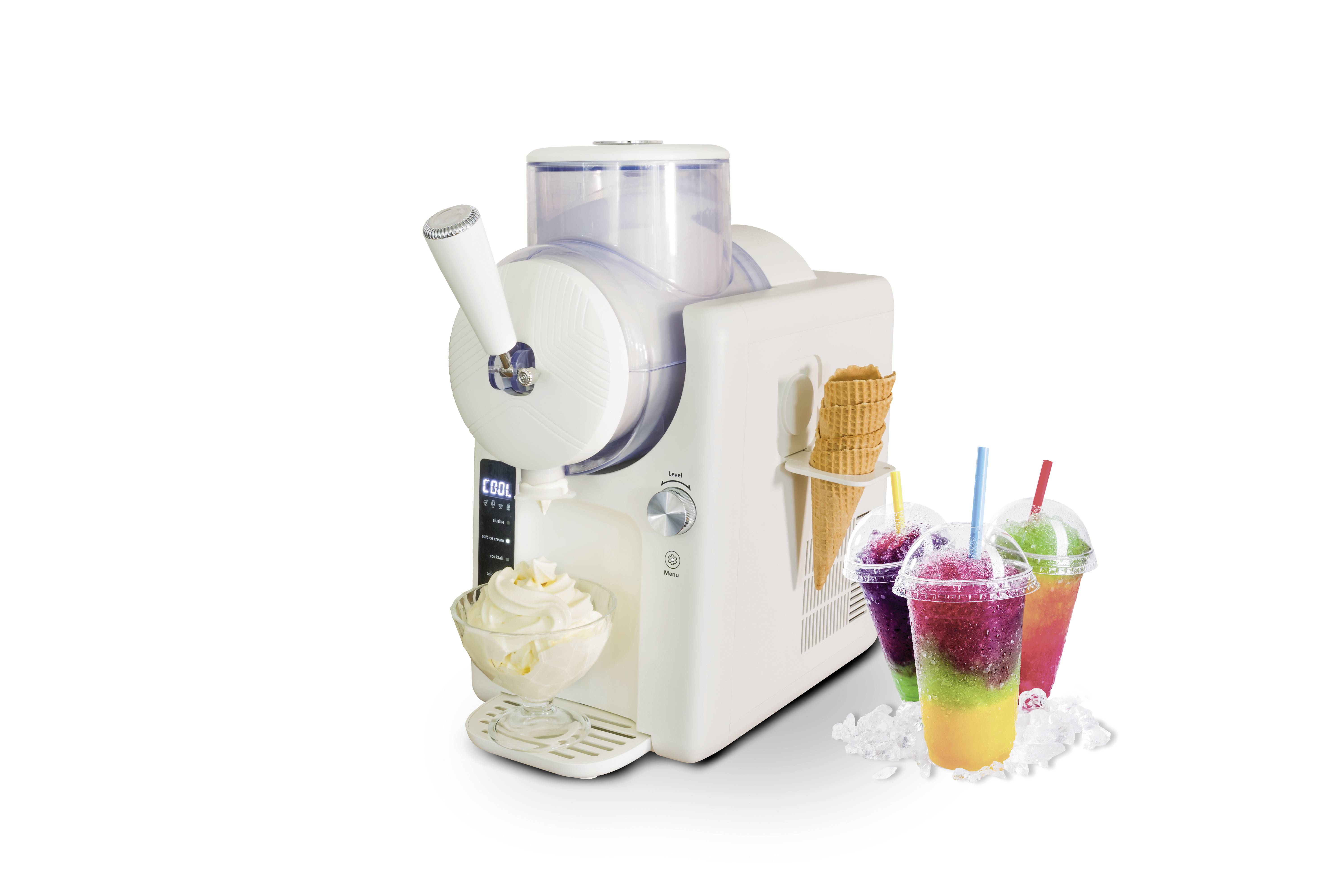 Eismaschine mit Eiscreme im Waffelbecher und drei bunte Slushies in Plastikbechern mit Strohhalmen daneben.