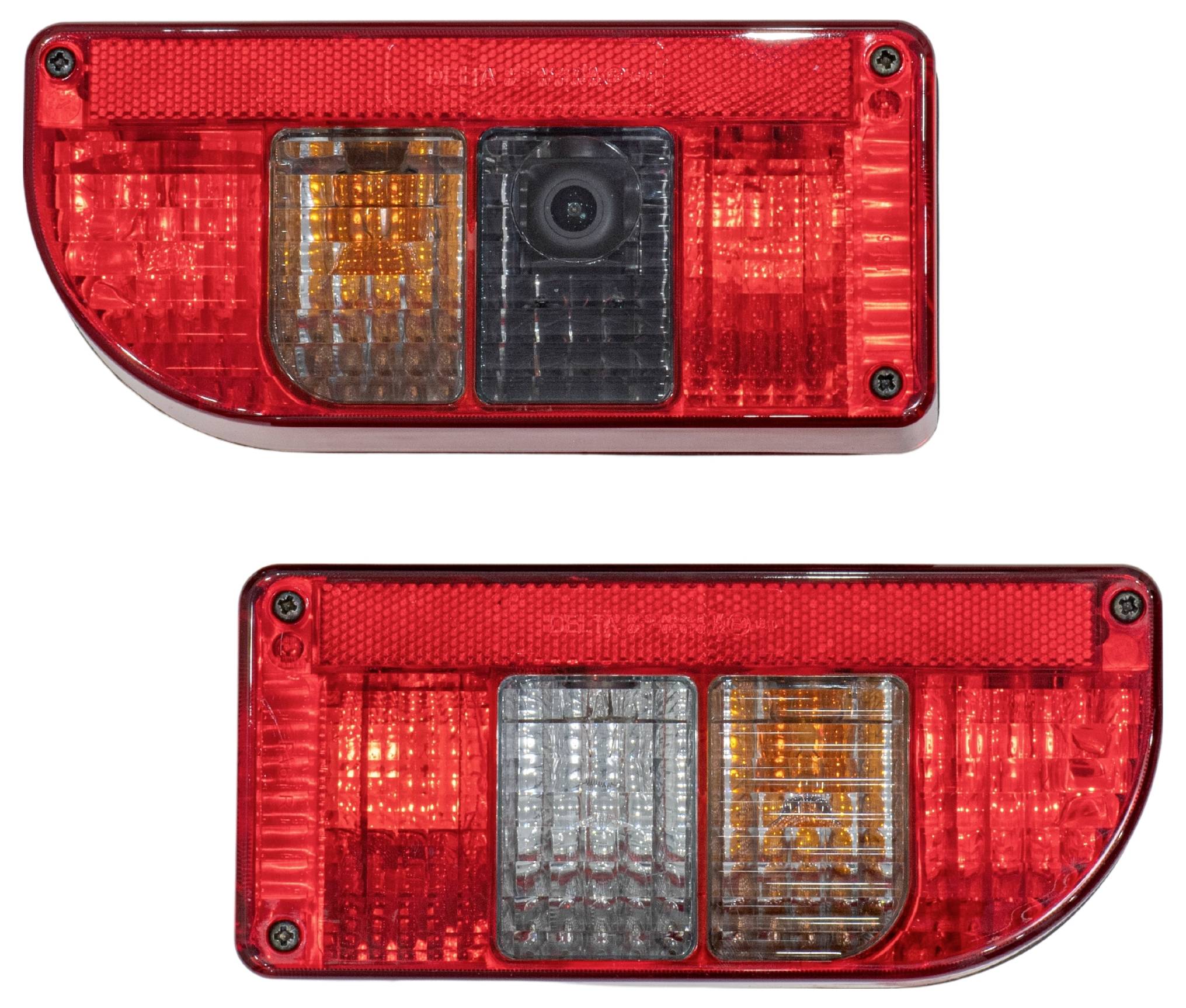 Zwei Rückleuchten eines Fahrzeugs. Oben eine L-förmige Leuchte mit integrierter Kamera, unten rechteckig mit Klar-, Rot- und Orangeteilen.