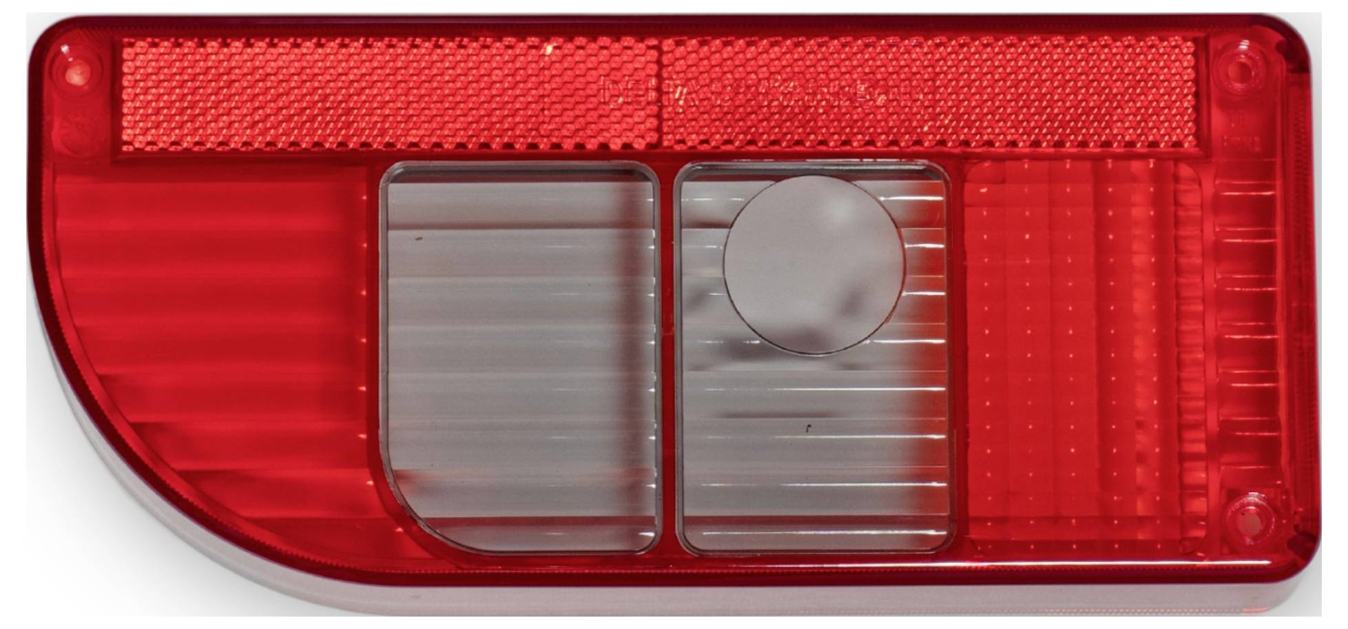 Rotes und transparentes Rücklicht-Abdeckung für Autos mit rechteckigen Abschnitten und einem kreisförmigen Detail in der Mitte.
