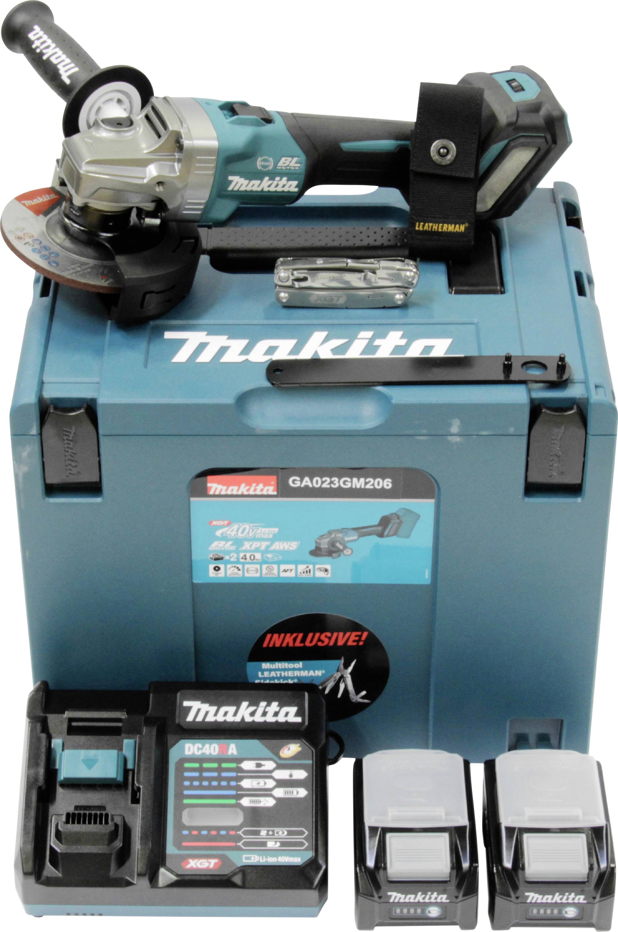 Winkelschleifer-Set von Makita mit Akku, Ladegerät und Transportkoffer; Modellnummer GA023GM206, blaue Farbe, werbewirksam präsentiert.