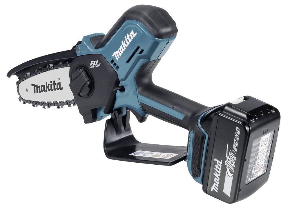 Eine blaue und schwarze Makita Akku-Kettensäge mit einem 18V-Akku, auf deren Schwert und Akkupack der Markenname angebracht ist.