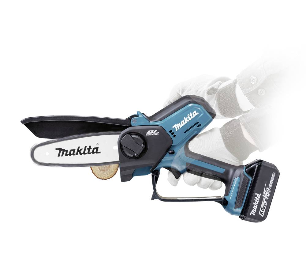 Eine Person verwendet eine Makita kabellose Mini-Kettensäge, um einen kleinen Ast zu schneiden und dabei das kompakte Design und die Benutzerfreundlichkeit für Gartenarbeiten zu demonstrieren.