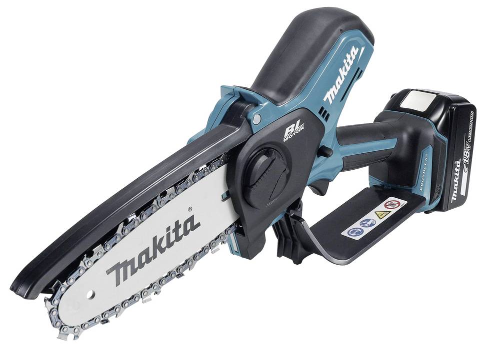 Eine kabellose Makita-Kettensäge mit blau-schwarzem Design, die die scharfe Sägekette und den ergonomischen Griff zeigt, betont die Mobilität.