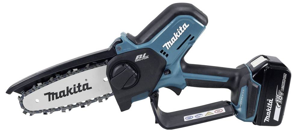 Elektrische Kettensäge mit blau-schwarzem Griff, mit Makita-Beschriftung. Kompaktes Design mit angebrachtem Akkupack, geeignet für leichte Aufgaben.