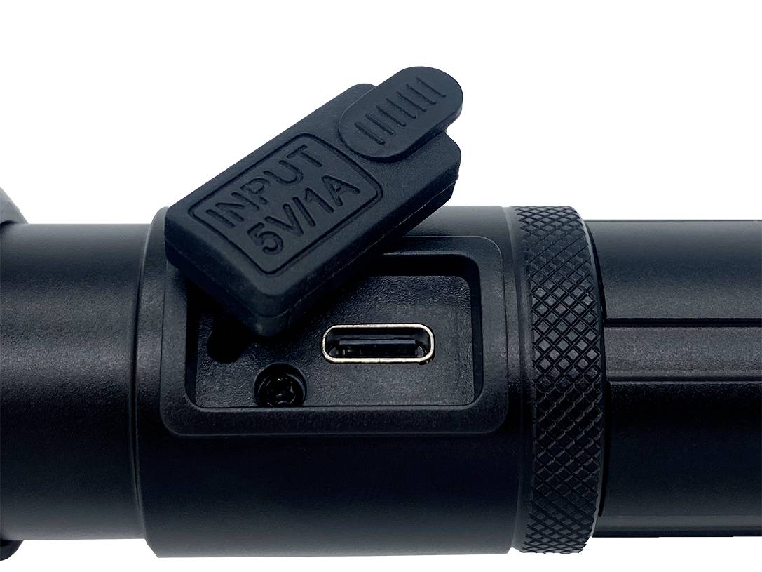 Nahaufnahme eines schwarzen Geräteanschlusses mit einer abgedeckten Ladebuchse, auf der 'INPUT 5V1A' steht.