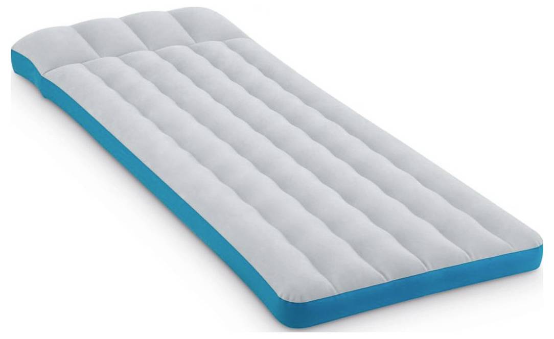 Eine graue aufblasbare Matratze mit blauer Basis, die horizontale Rillen und einen leicht erhöhten Kissensektion an einem Ende aufweist.