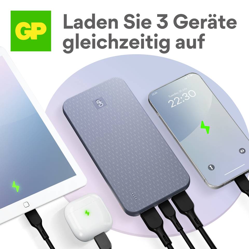 Grünes Logo oben links. Text: 'Laden Sie 3 Geräte gleichzeitig auf'. Darstellung eines Tablets, Smartphones und einer Powerbank, die aufgeladen werden.