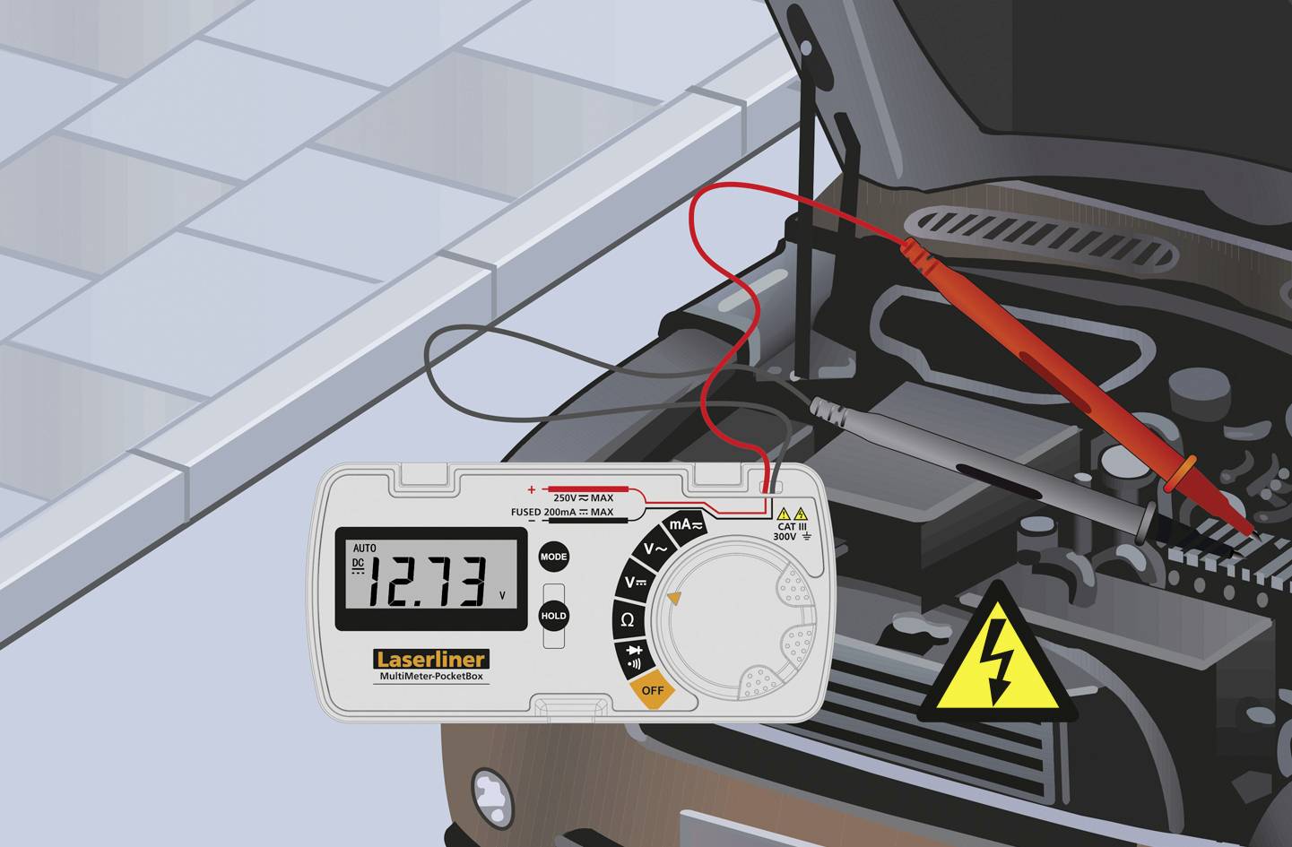 Ein Multimeter zeigt '12,73 V' an und ist an eine Autobatterie angeschlossen. Warnzeichen für Hochspannung ist sichtbar.