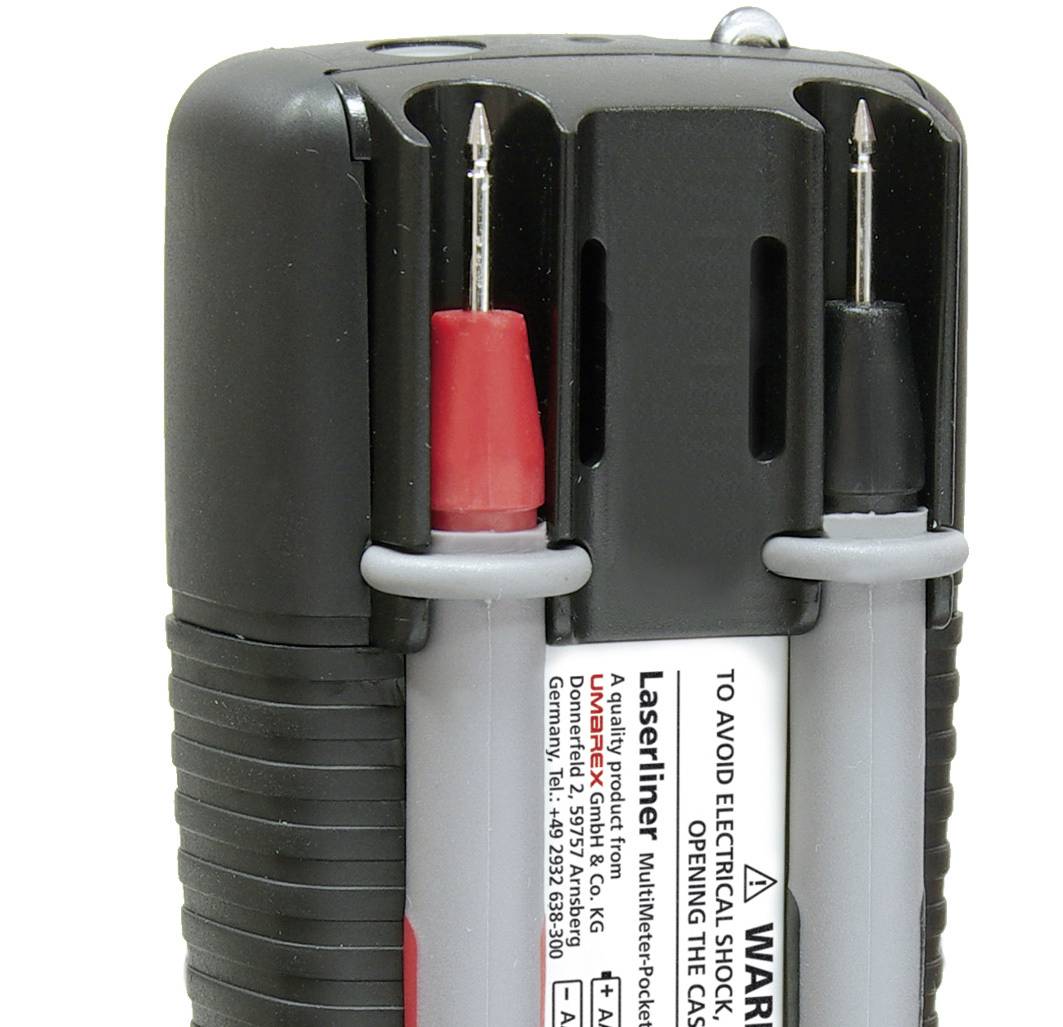 Nahaufnahme eines elektrischen Geräts mit zwei verbundenen Kabeln, einem roten und einem schwarzen, die als Messleitungen dienen.