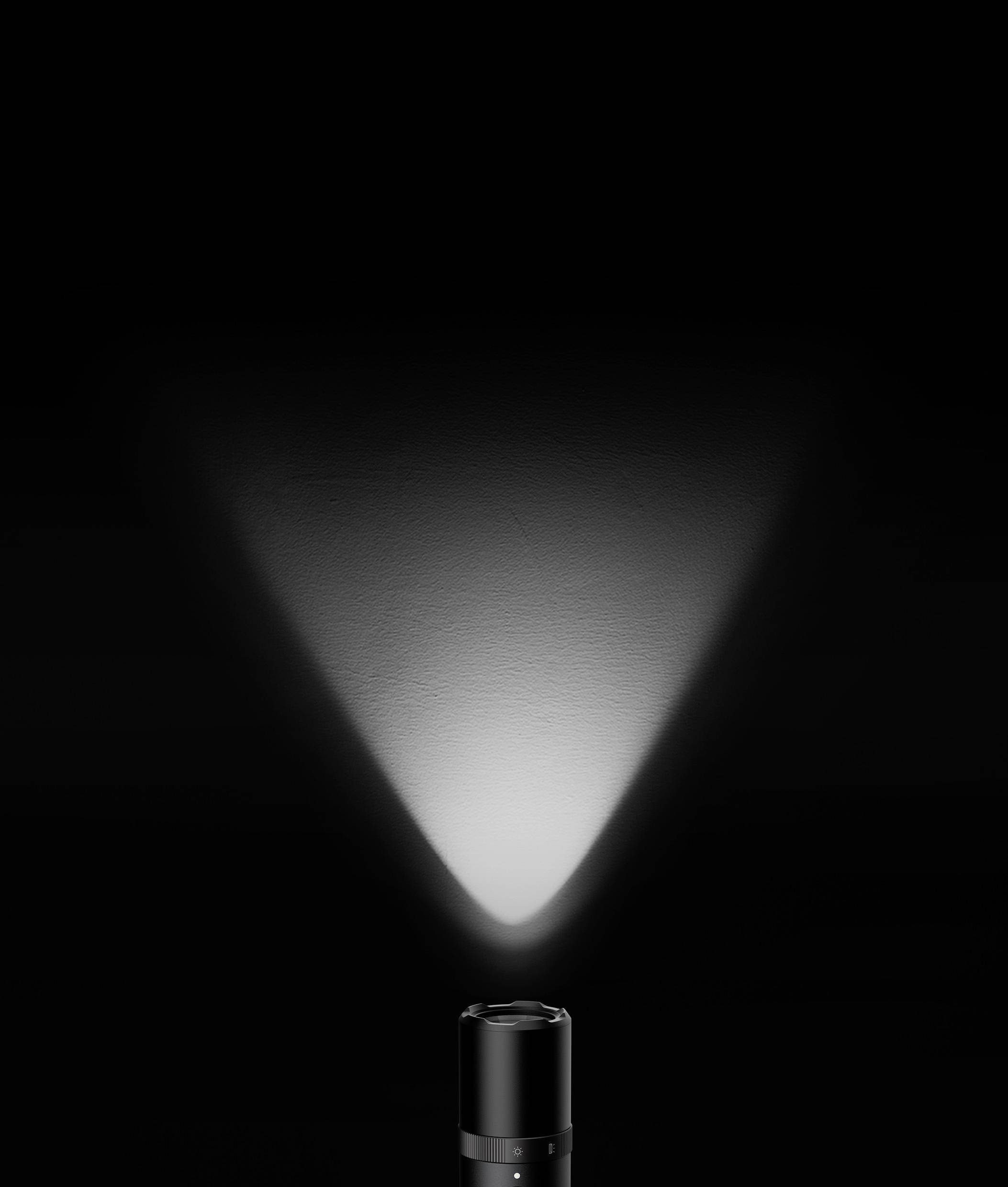 Eine schwarze Taschenlampe leuchtet in einem dunklen Raum, ihr Lichtkegel breitet sich nach oben und zur Seite aus und beleuchtet die Wand.