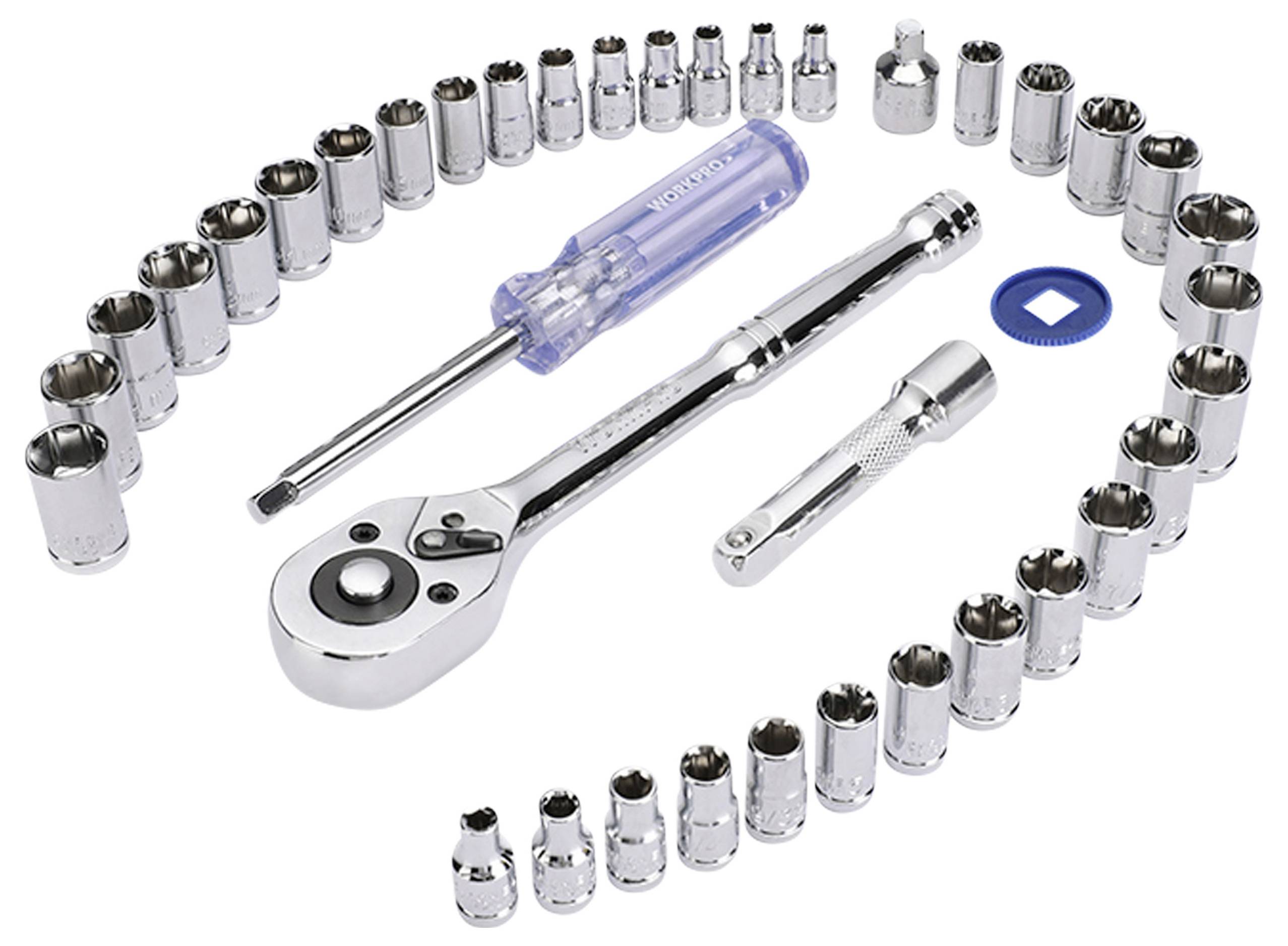 Satz verschiedener Steckschlüsselwerkzeuge, die in einem Halbkreis angeordnet sind und eine Ratsche, einen Schraubendreher, eine Verlängerung und Steckschlüssel in unterschiedlichen Größen umfassen.