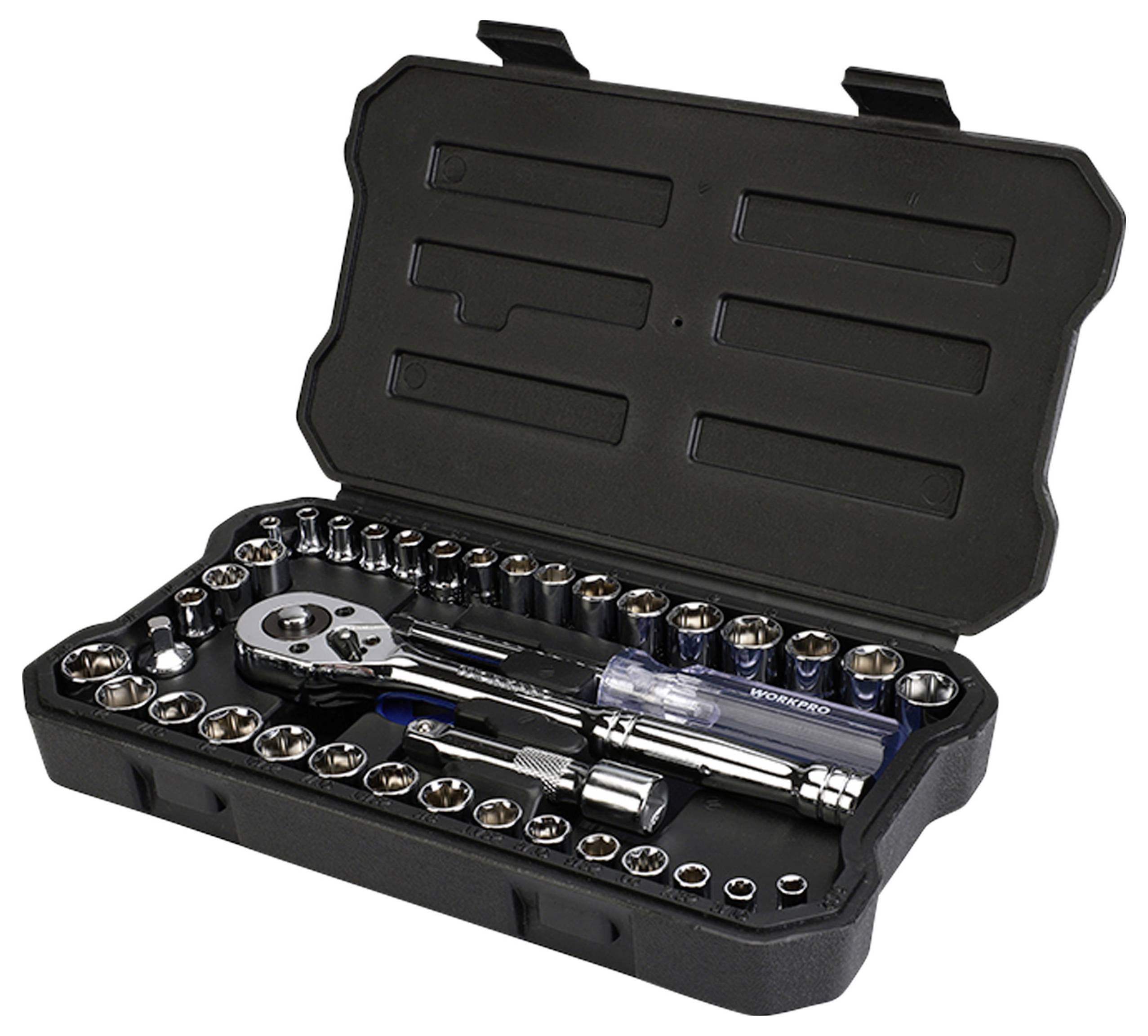 Ein Werkzeugsatz in einem schwarzen Koffer, bestehend aus einer Ratsche, verschiedenen Steckschlüsseln und Zubehör, ordentlich angeordnet mit geöffnetem Deckel.