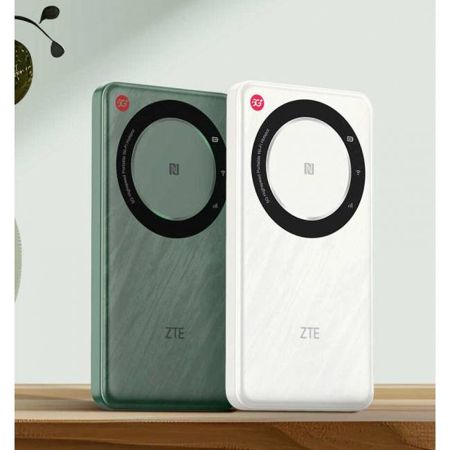 Zwei Smartphones auf einem Tisch, eines grün und eines weiß, beide mit auffälligem Kameraelement und 5G-Logo.