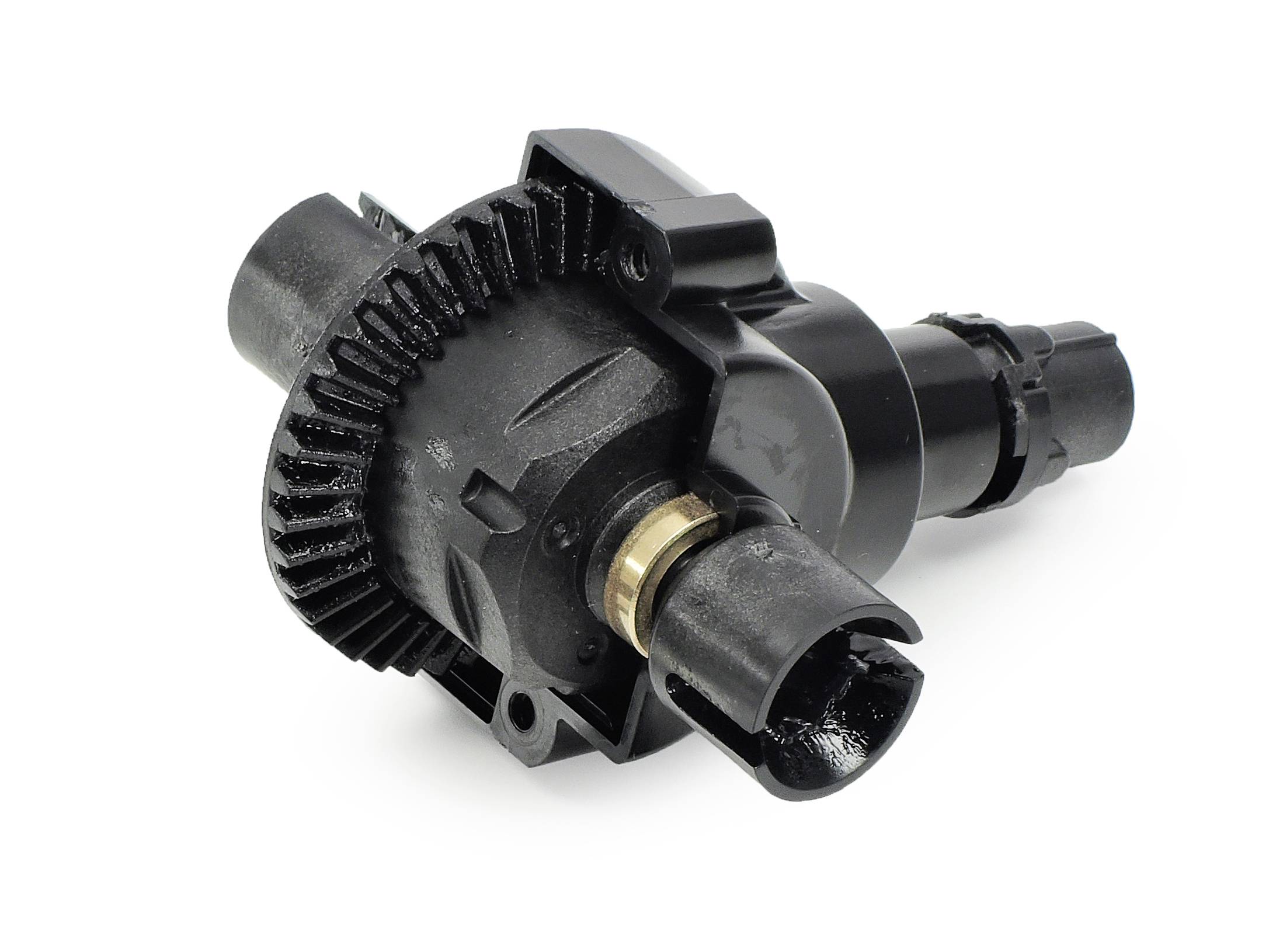 Ein schwarzes Kunststoff-Zahnrad, Teil eines mechanischen Geräts. Es hat ein zentrales Messingelement und verzahnte Ränder.