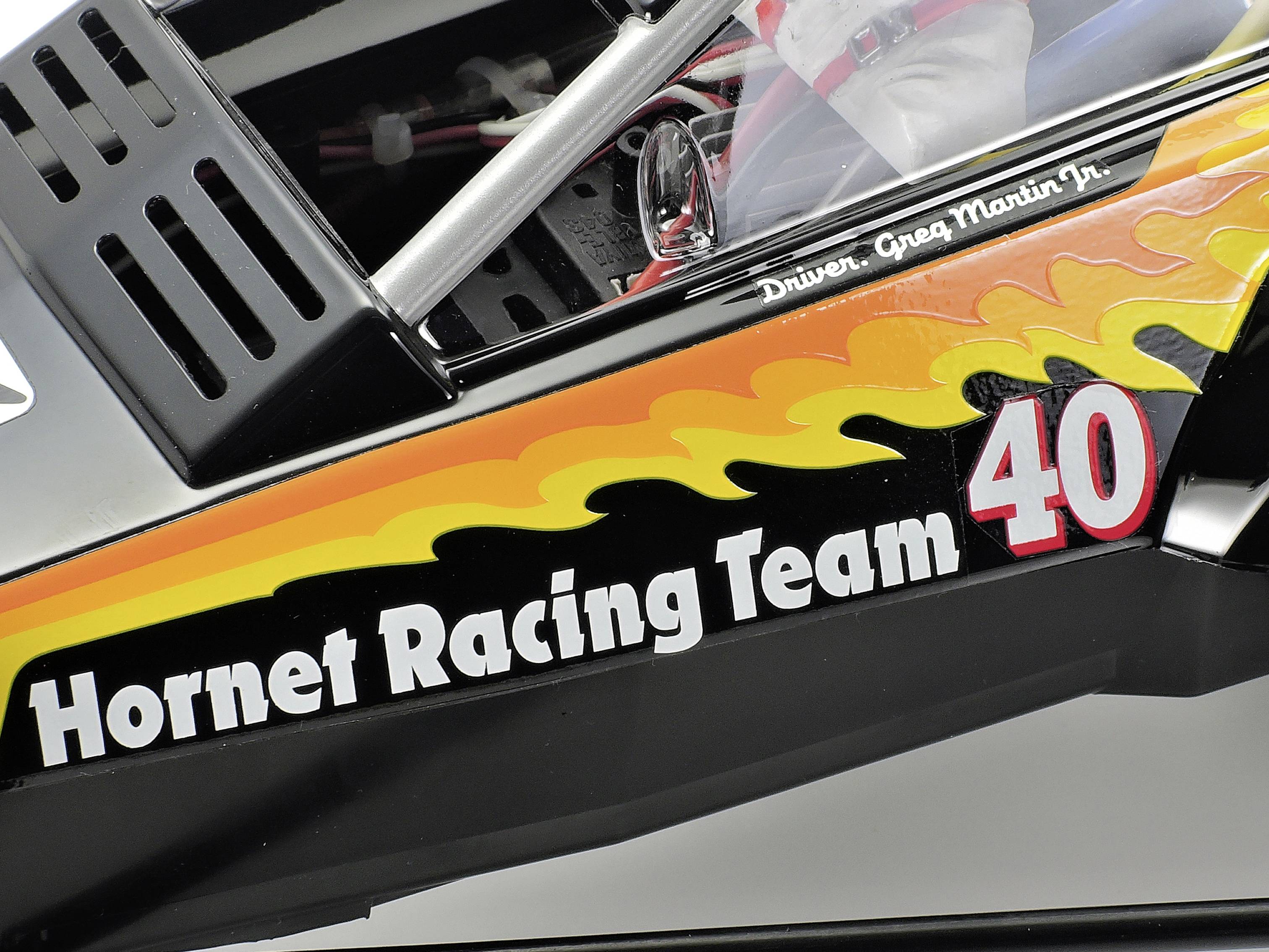Rennauto mit der Aufschrift 'Hornet Racing Team 40', lebendige Flammenmuster. Fahrername 'Greg Martin Jr.' sichtbar auf dem Chassis.