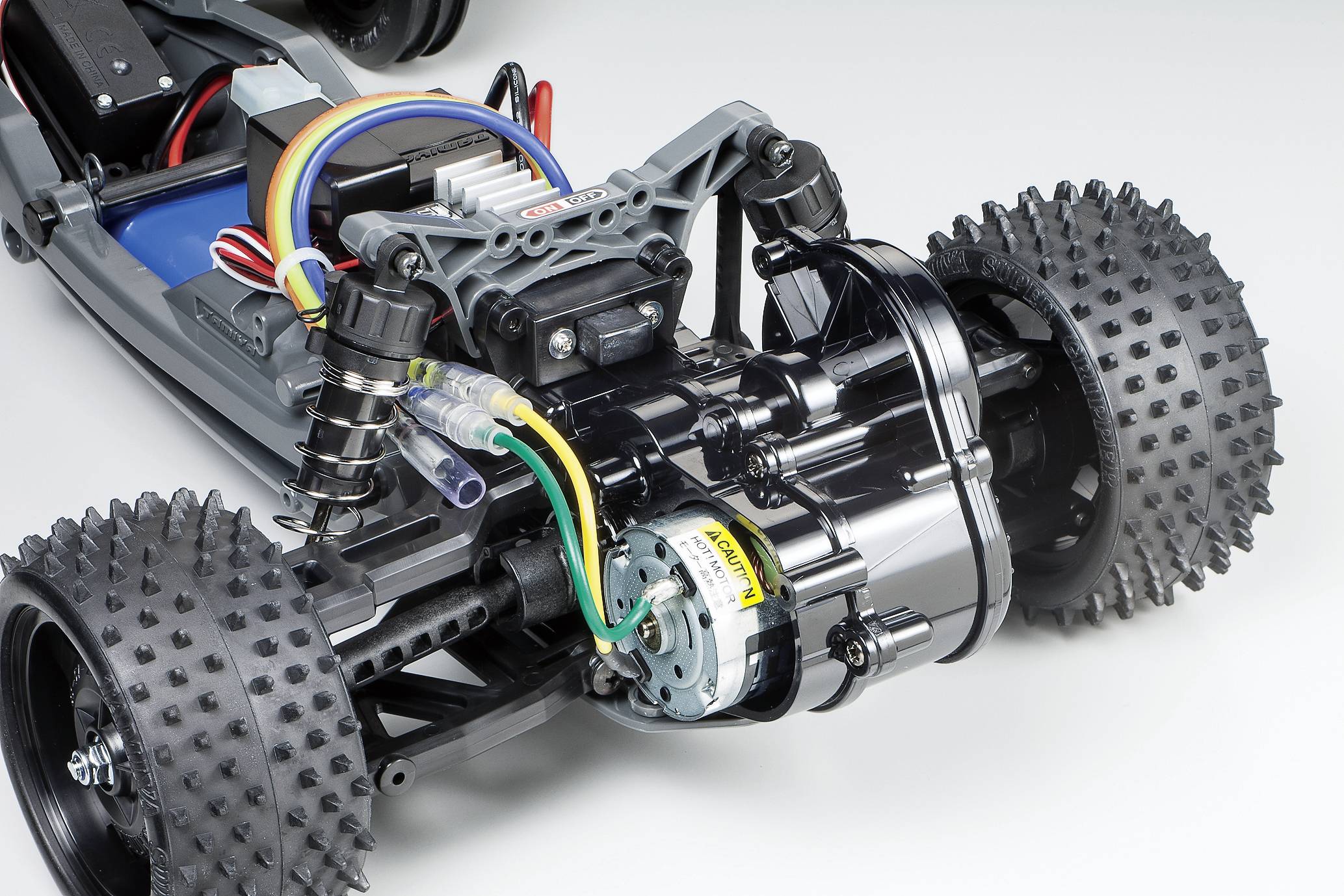 Ferngesteuertes Auto-Chassis mit detailliertem Blick auf die Vorderachse und Aufhängungskomponenten.