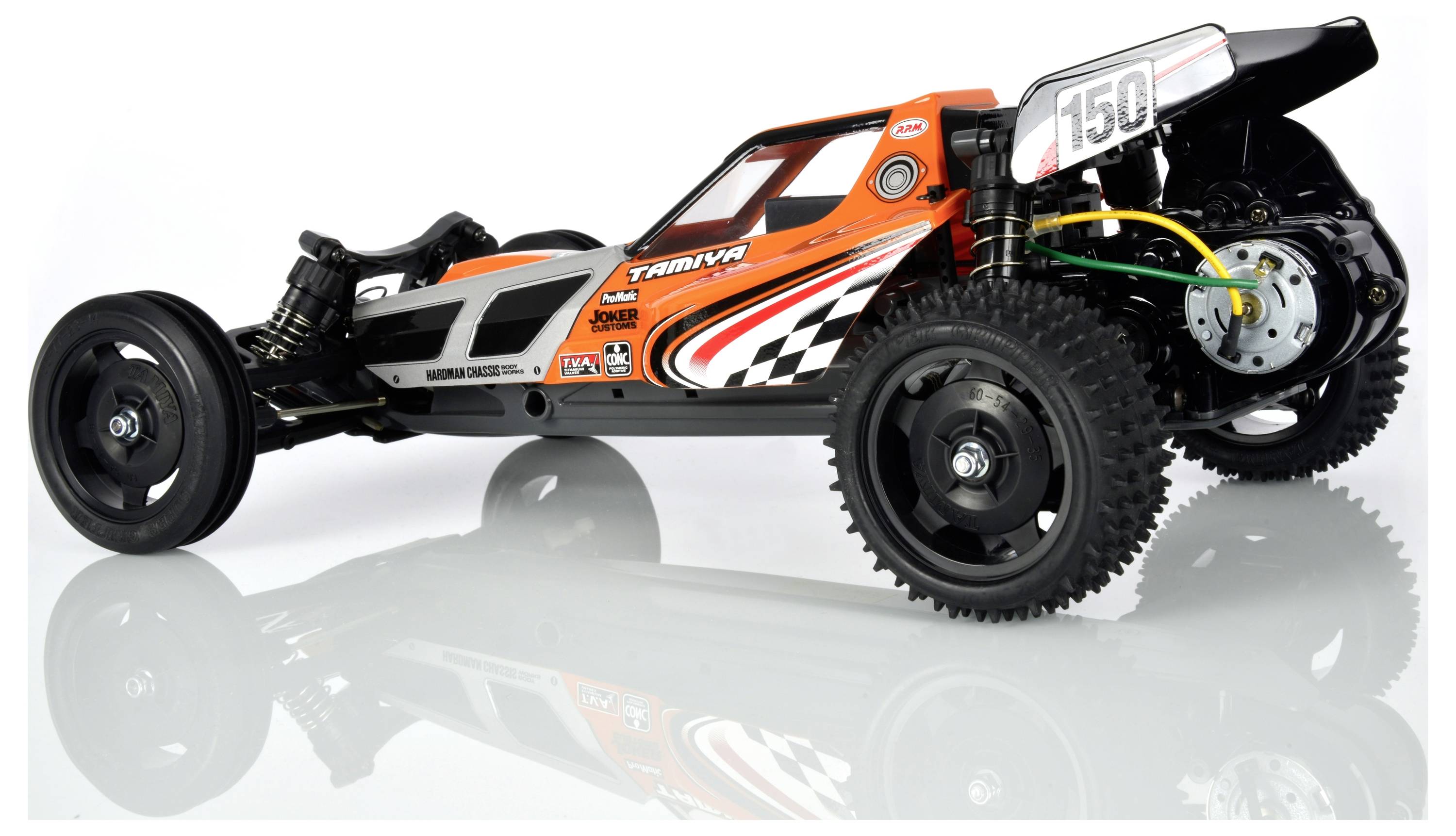 Ein orangefarbenes ferngesteuertes Auto mit der Nummer '150' auf einem reflektierenden Untergrund. Das Auto hat große Reifen und dynamisches Design.