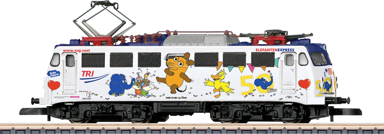 Modelleisenbahn-Lokomotive, dekoriert mit bunten Cartoon-Tieren und der Zahl '50'. Sie steht auf einem Gleisstück.