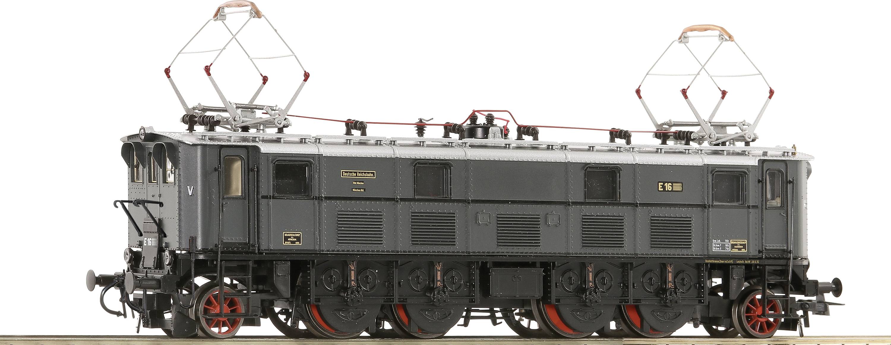 Eine historische elektrische Lokomotive mit zwei Stromabnehmern und schwarzen Waggons steht auf den Gleisen, mit feinen Details sichtbar.