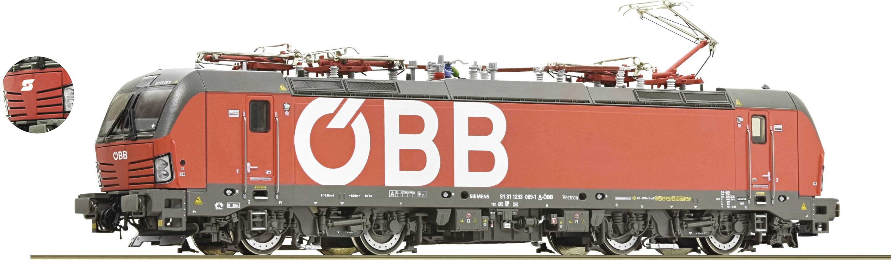 Roter ÖBB-Zug mit großen weißen Buchstaben 'ÖBB' auf der Seite, an einem Gleis stehend. Lokomotive mit Stromabnehmer oben sichtbar.