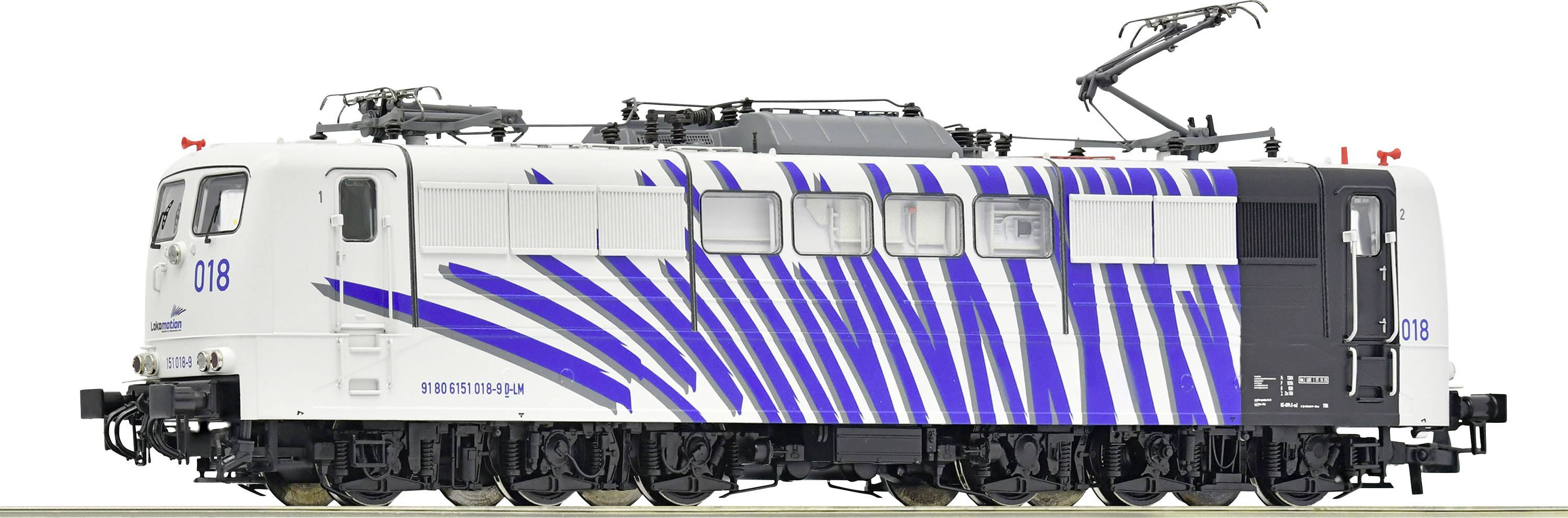 Eine weiße Elektrolokomotive mit blauen Streifen und der Nummer '018' an der Seite. Das Dach zeigt technische Details und Stromabnehmer.