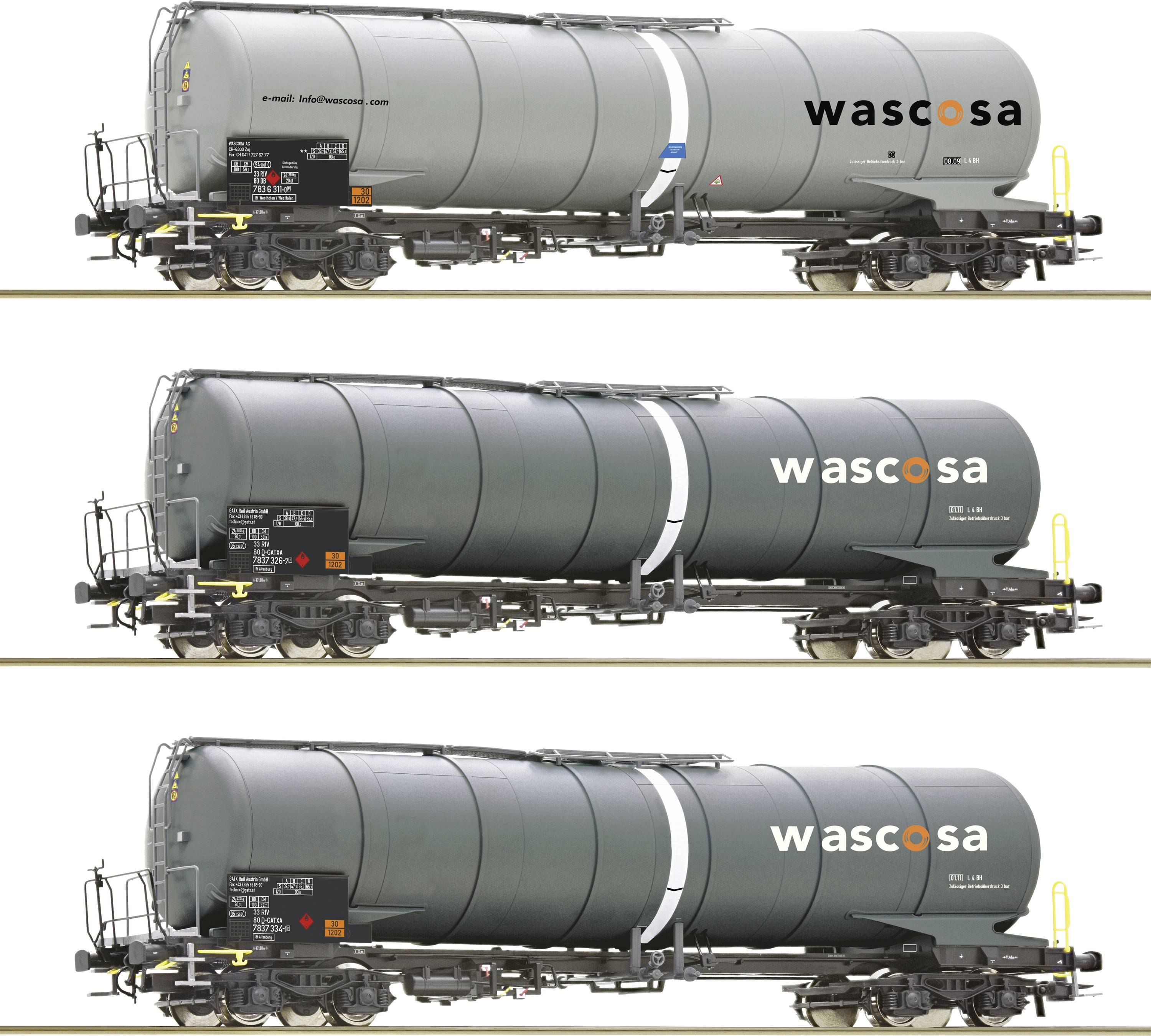Drei Kesselwagen der Firma Wascosa, nebeneinander aufgereiht, zeigen jeweils das Firmenlogo und unterscheiden sich durch Farbnuancen.