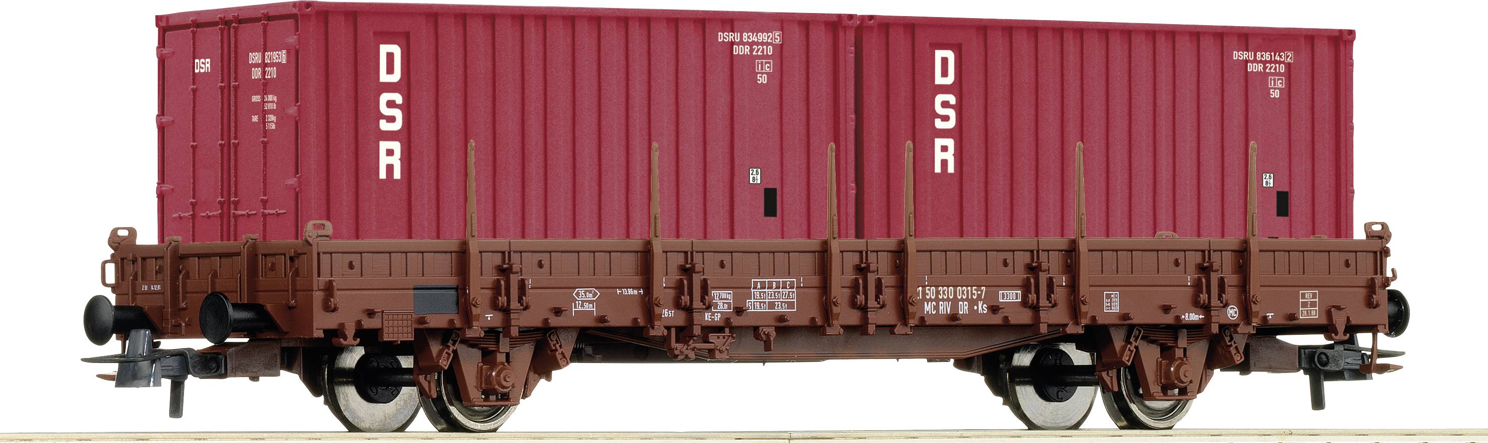Ein brauner Güterwaggon mit roten Containern, beschriftet mit 'DSR'. Der Waggon steht auf einem Gleis.