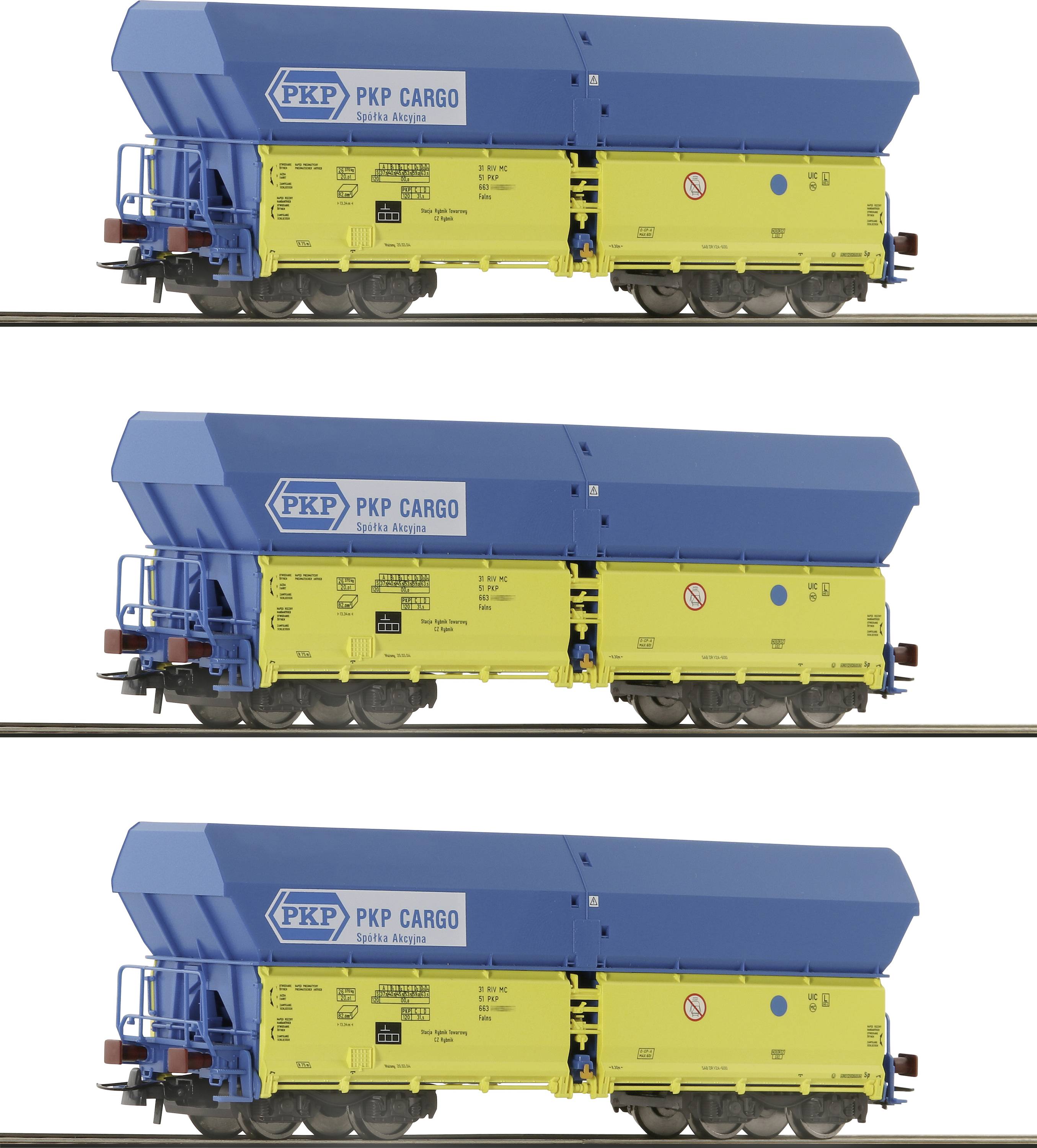 Drei identische, farbige Güterwaggons mit blauen Dächern und gelben Seiten, beschriftet mit 'PKP Cargo', auf Gleisen angeordnet.