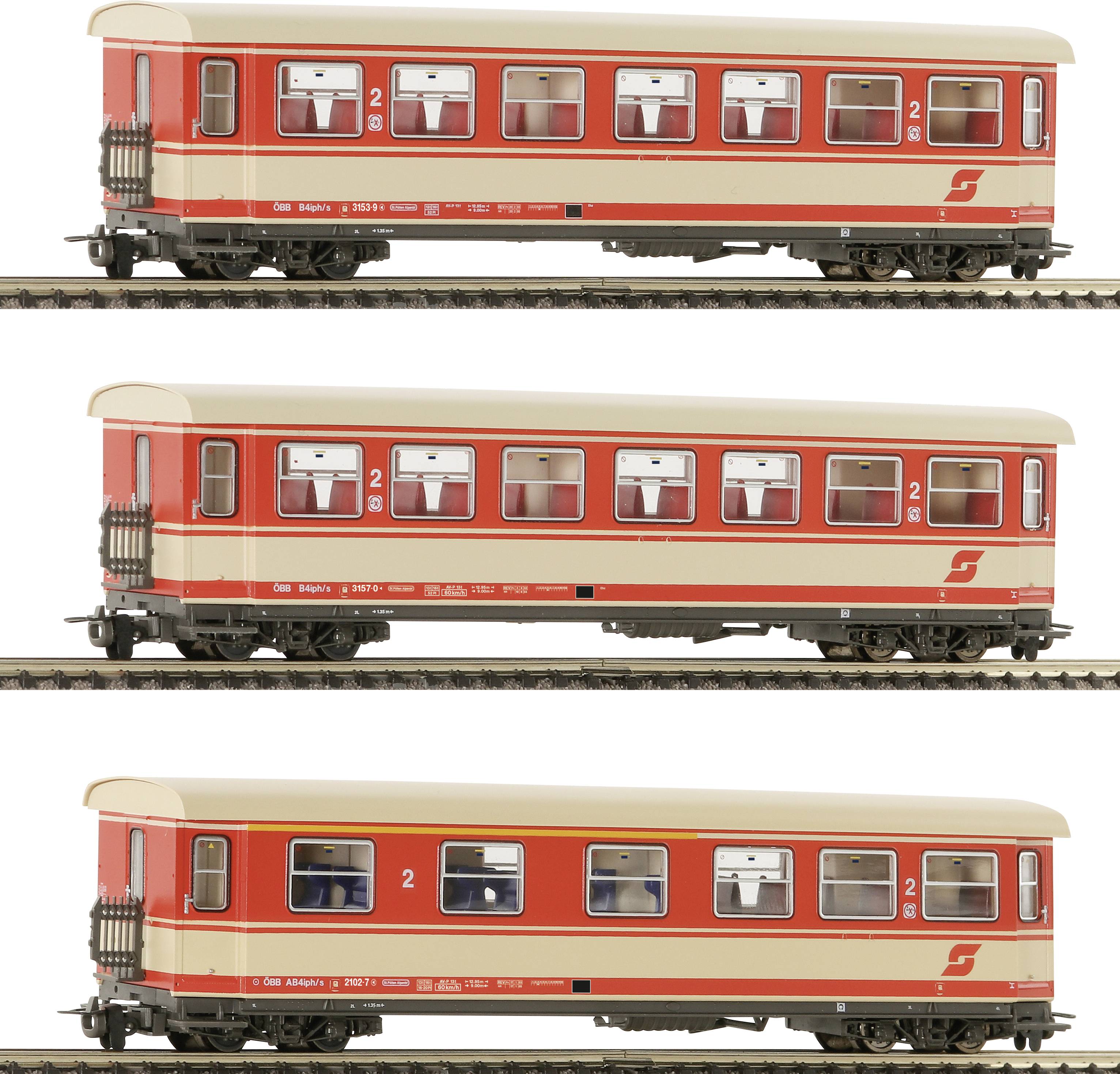 Zugmodelle in traditionellem Rot und Beige, dreiteilig mit sichtbaren Details der Waggons. Jede Einheit zeigt die Nummer '2'.
