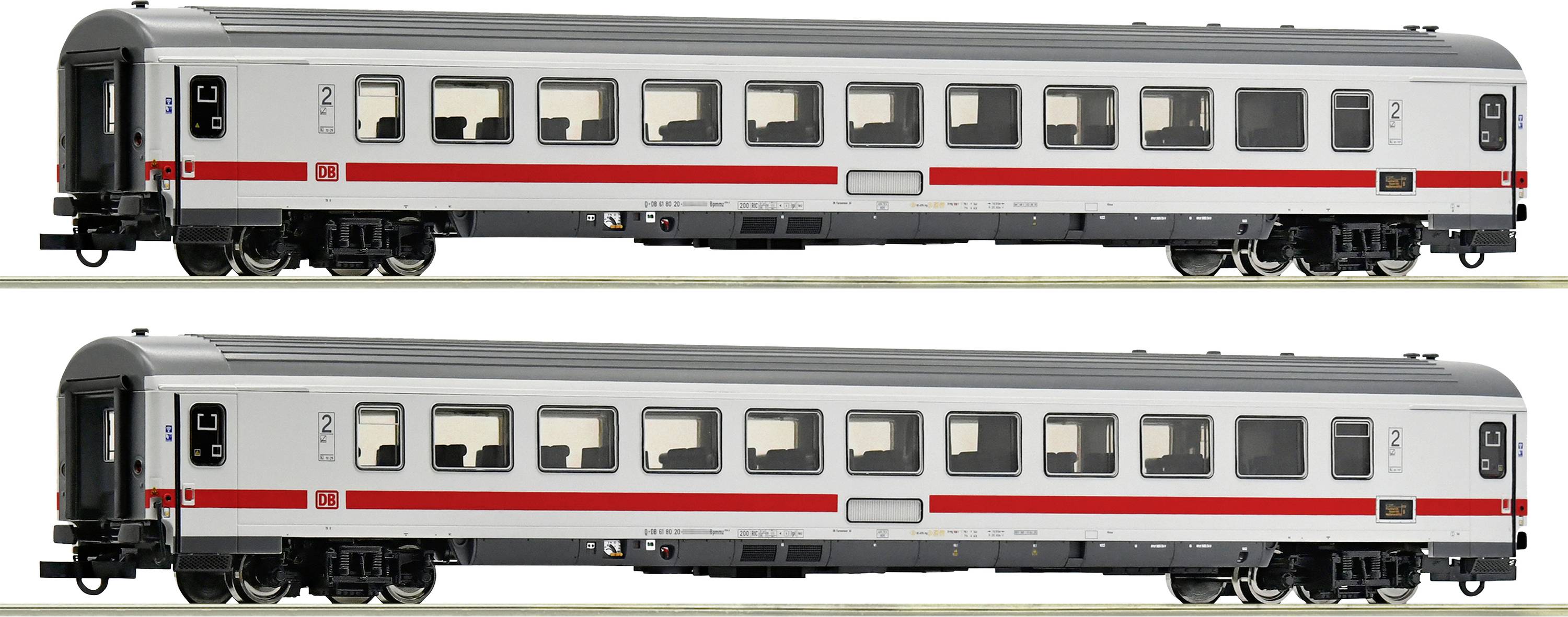 Zwei Eisenbahnwaggons der Deutschen Bahn in Silber mit rotem Streifen, jeweils mit Fenstern und Türen, in einem Seitenprofil dargestellt.