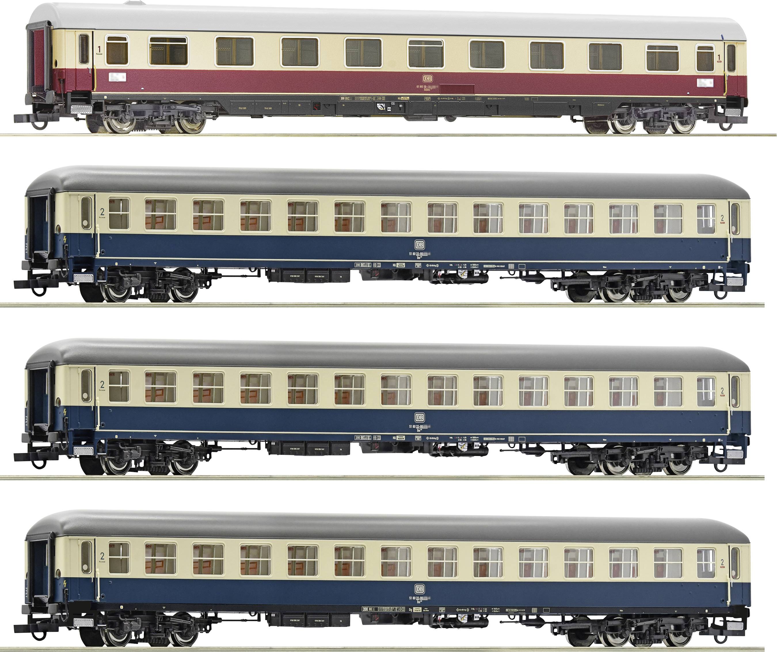 Vier Modelleisenbahn-Personenwagen in verschiedenen Designs und Farben, jeweils mit Detaillierung und Beschriftung.