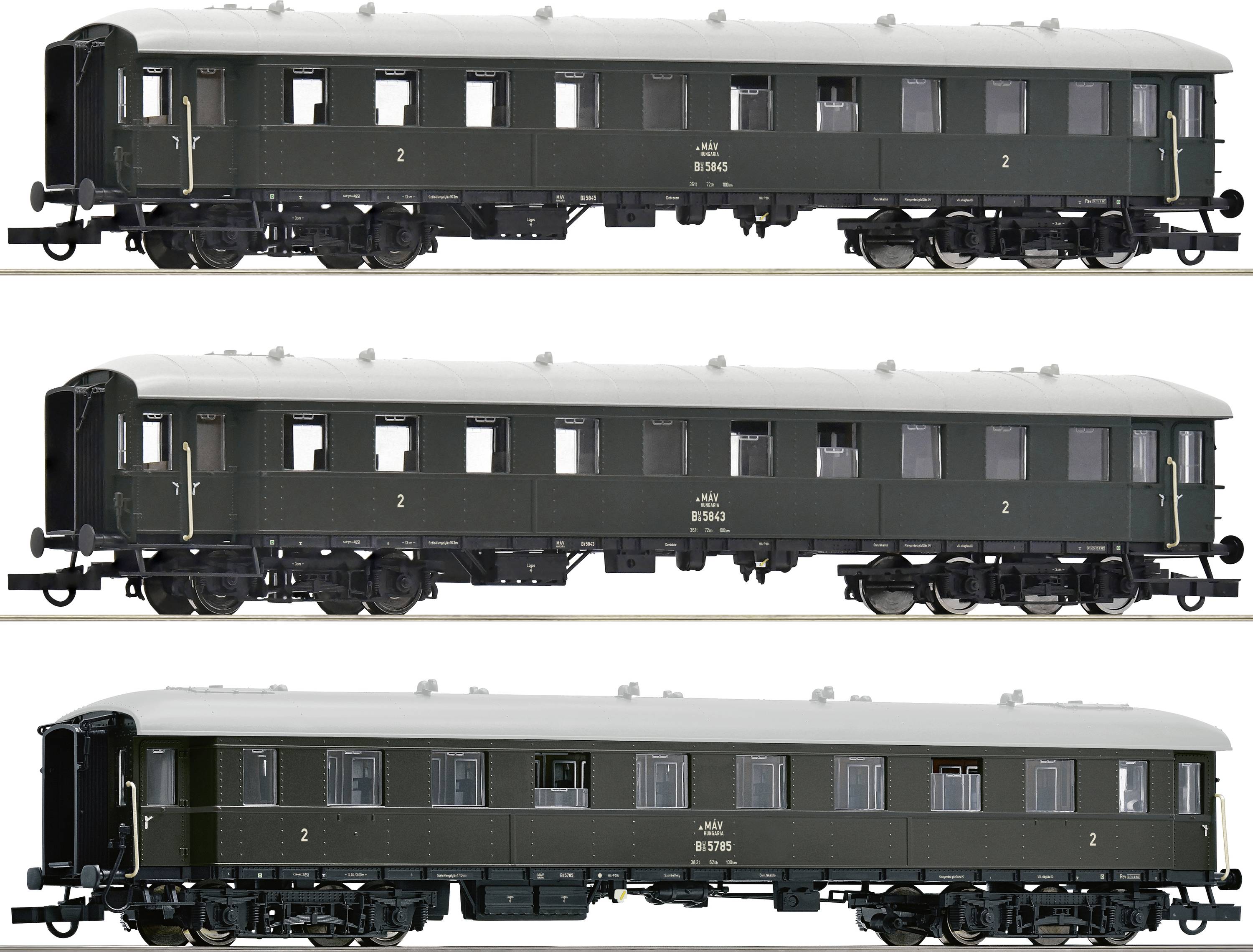 Drei grüne Modell-Eisenbahnwagons in Reihe. Jeder Wagon hat die Aufschrift '2' für die Klasse und silberne Dächer. Sie haben detaillierte Fahrgestelle und Fenster.