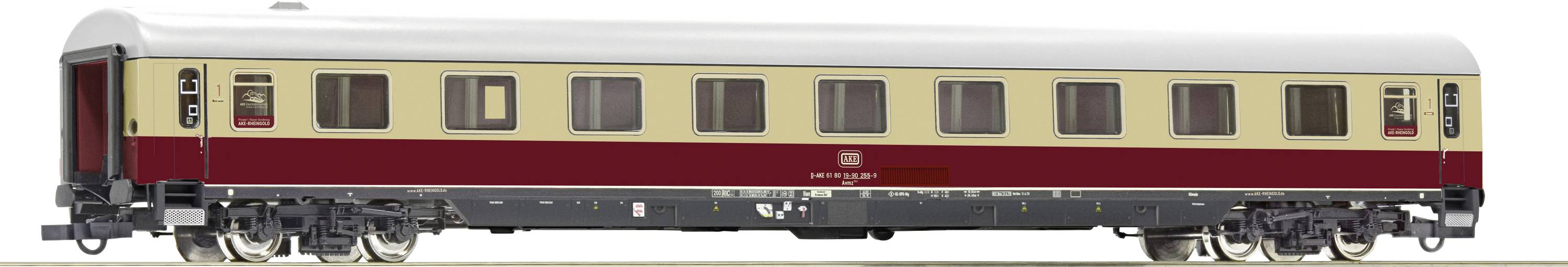 Ein Modell eines deutschen Schnellzugwagens, rot-beige Lackierung, mit detaillierten Fenstern und Untergestell, auf weißem Hintergrund.