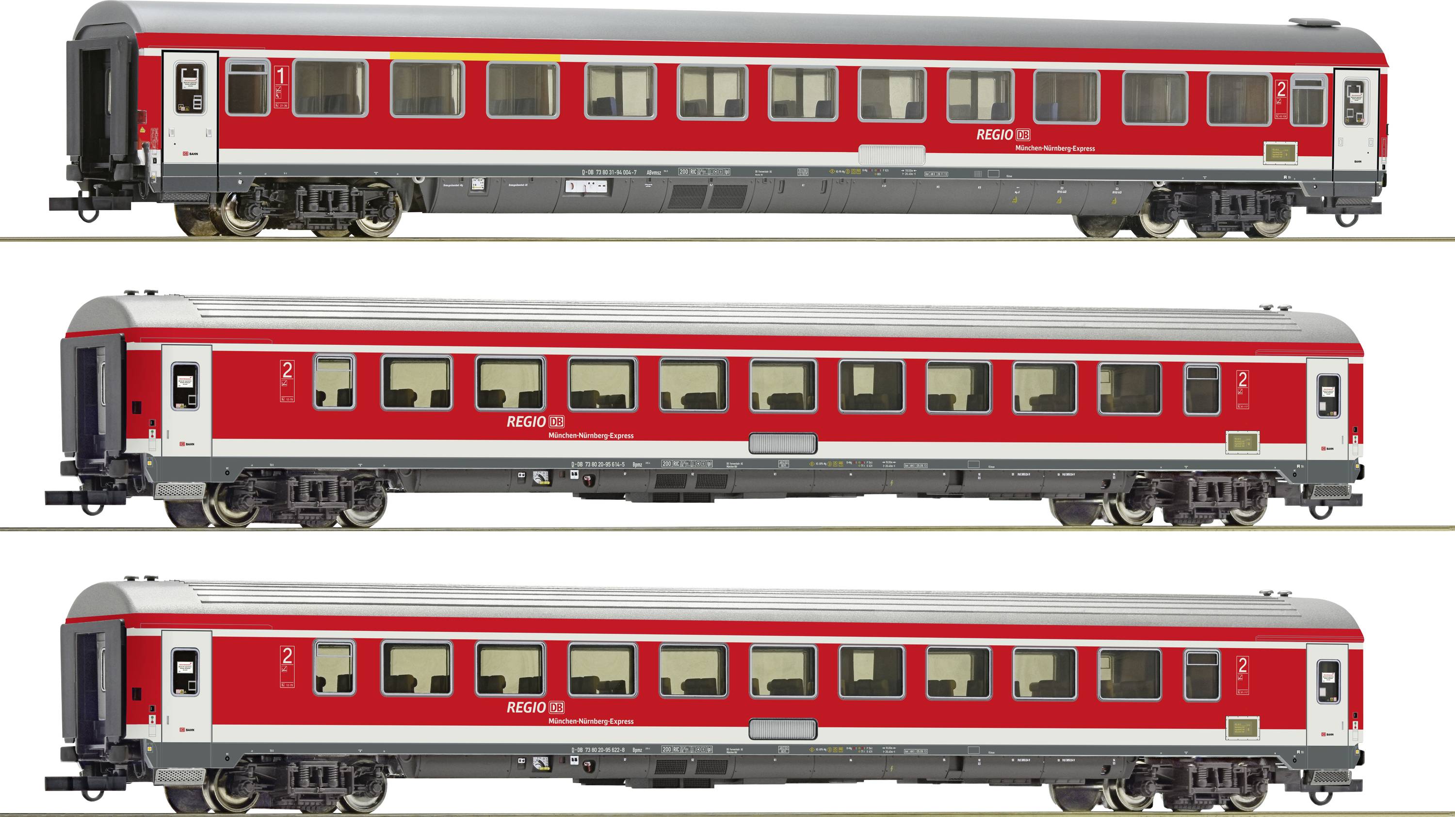 Drei rote Regionalbahn-Personenwagen in Reihe auf Gleis dargestellt. Unterschiedliche Modelle mit DB-Logo und Fensteranordnung.