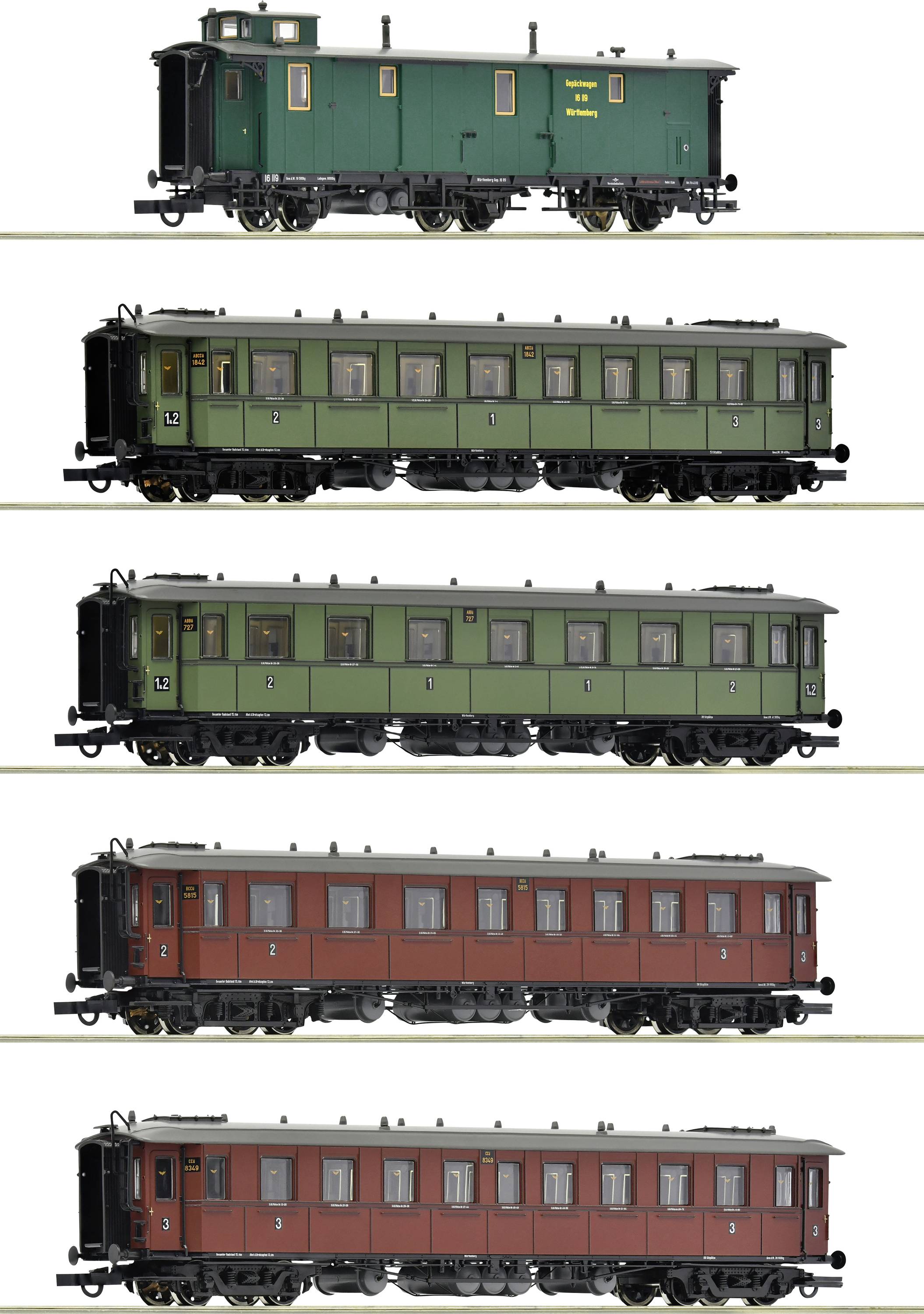 Fünf Eisenbahnwagen in unterschiedlichen Designs und Farben: ein Gepäckwagen (grün), zwei grüne Personenwagen und zwei rote Personenwagen. Alle auf einem Gleis präsentiert.