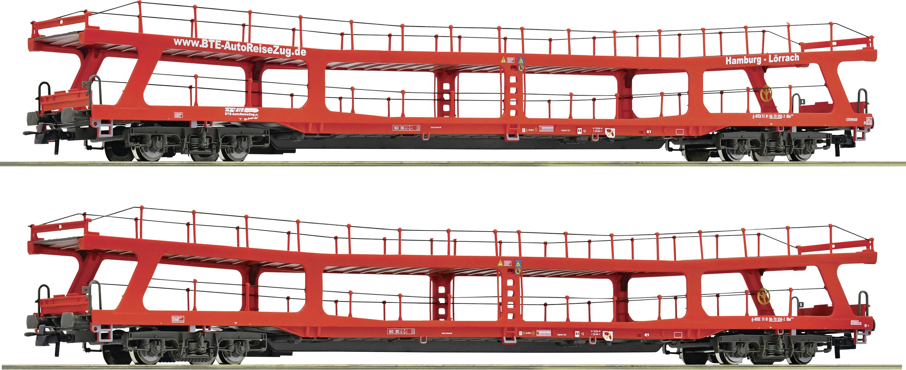 Ein roter Autotransportwaggon mit zwei Ebenen, Werbung für eine Website, und Beschriftung 'Hamburg-Lübeck'.