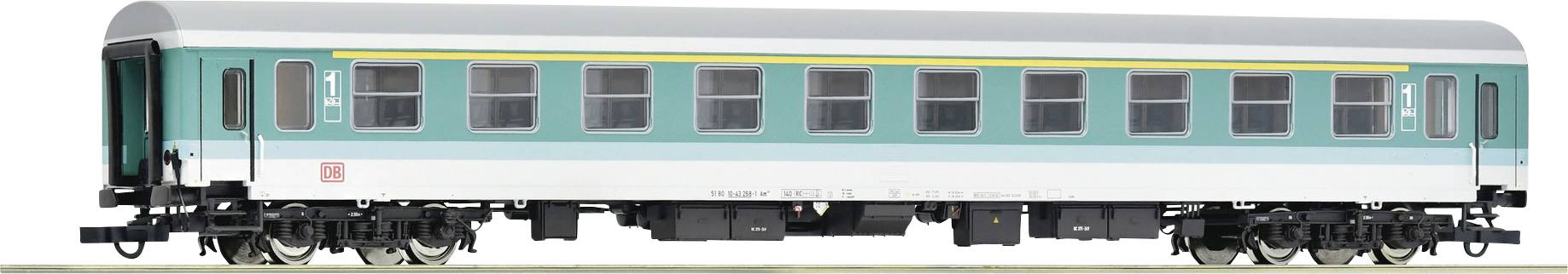 Ein grüner und weißer Eisenbahnpassagierwagen mit mehreren Fenstern und einem '1. Klasse'-Symbol an der Seite.